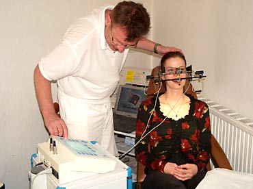 Cadiax Compact System: Der Gesichtsbogen am Patienten (rechts) ist mit dem eigentlichen System (links) verbunden